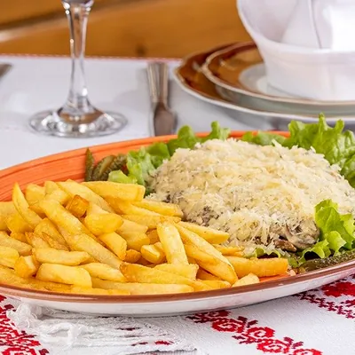 Вырезка говяжья с грибным соусом и пармезаном