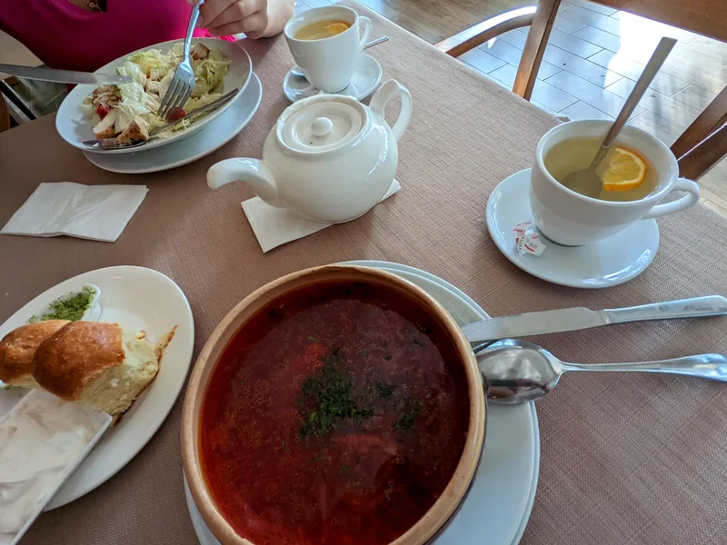 Борщ, чай и хлеб на столе