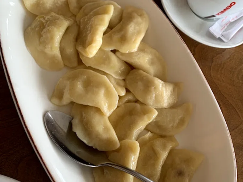 Пельмени на овальном блюде
