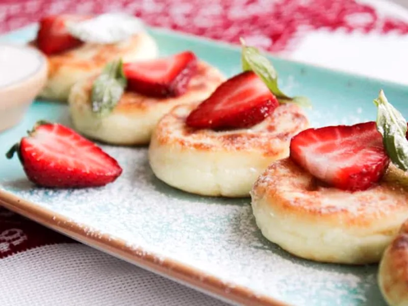 Сырники с клубникой и сметаной